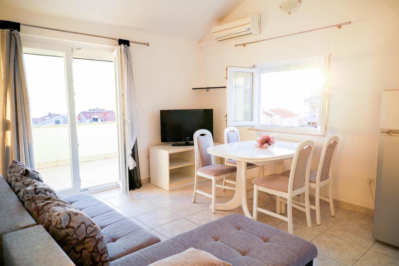 The Florens Residence Near The Beach With The Pool, Bbq And Kids Playground, Zadar Diklo Exterior foto